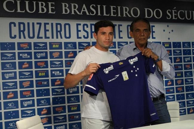 2015 - Mena (lateral-esquerdo): apesar da experincia de ter sido titular da Seleo Chilena na Copa do Mundo de 2014, o jogador no se firmou no Cruzeiro, tendo disputado somente 26 partidas em 2015. Posteriormente, passou por So Paulo, Sport, Bahia e Racing, da Argentina, onde est atualmente.