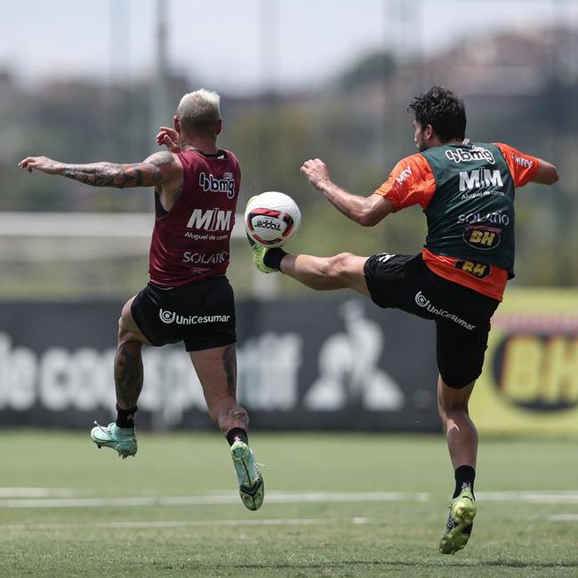 Com seriedade, mas tambm descontrao, o Atltico treinou sob sol forte na manh desta sexta-feira (21), na Cidade do Galo, em Vespasiano. Este foi o quinto dia de pr-temporada para o clube mineiro em 2022, sob o comando do tcnico argentino Antonio 'El Turco' Mohamed. Novas baixas, o volante Allan e o atacante Keno testaram positivo para COVID-19 e no participaram das atividades (ambos cumprem perodo de sete dias de isolamento social).