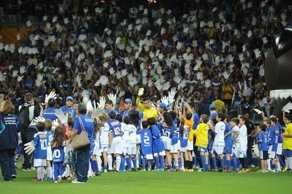 Fbio recebe homenagem no jogo diante do Nutico, no Mineiro