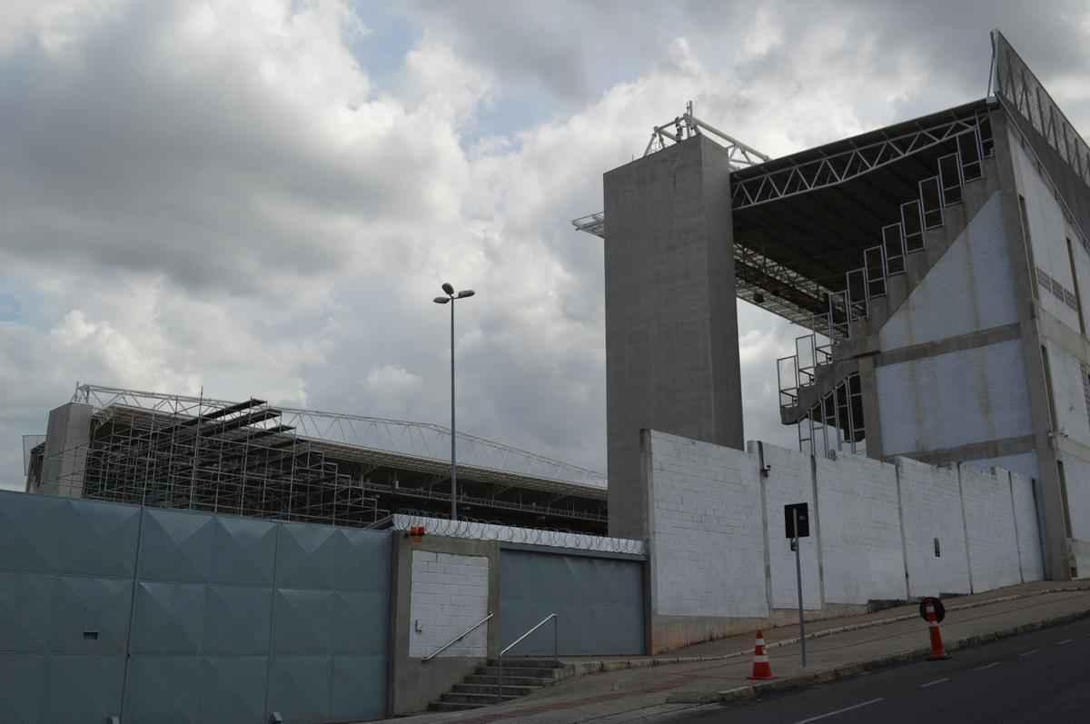 Bem mais alta, arquibancada mvel do Independncia j  visualizada desde a Rua Pitangui