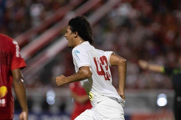 Luanderson abriu o placar pala o Náutico ainda no primeiro tempo do jogo, no Rei Pelé. O CRB virou, fez 2 a 1, mas o Náutico buscou o resultado com gols de Jorge Henrique e Jean Carlos, que marcou o terceiro de falta já nos acréscimos.