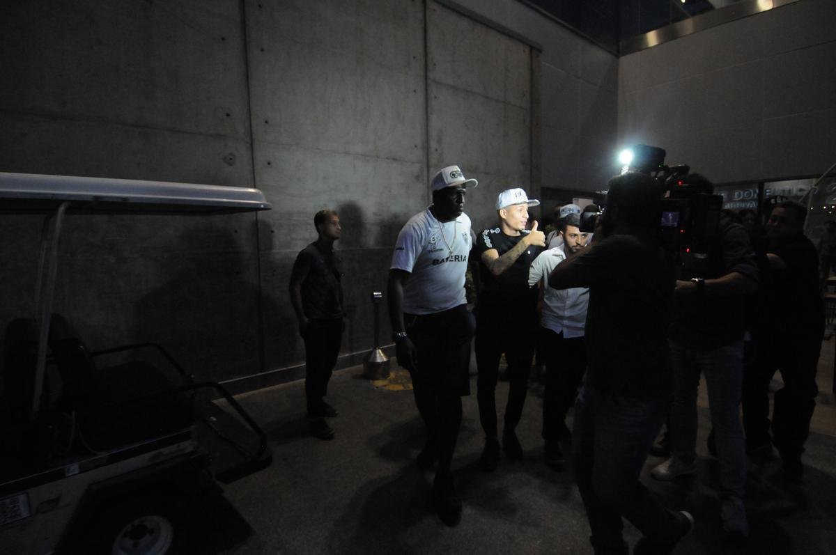 Arana foi recepcionado por torcedores do Atltico no Aeroporto de Confins