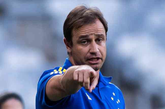 Felipe Conceio definiu escalao do Cruzeiro para jogo com Pouso Alegre