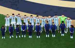 Entrada de Argentina e Frana no campo do Estdio Icnico de Lusail para a final da Copa do Mundo foi um espetculo  parte. Veja fotos do show de fogos, de luzes e da execuo dos hinos nacionais dos dois pases