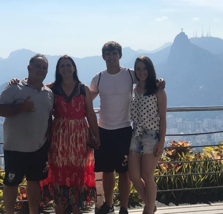 Volante Z Ricardo, do Amrica, ao lado da famlia