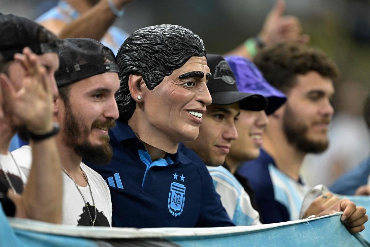 Imagens das torcidas de Argentina e Crocia no duelo pela semifinal da Copa do Mundo do Catar, no estdio Lusail