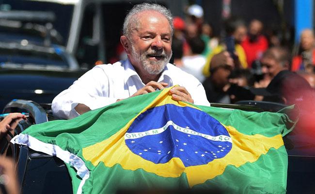 Lula neste domingo, em So Paulo, com a bandeira do Brasil