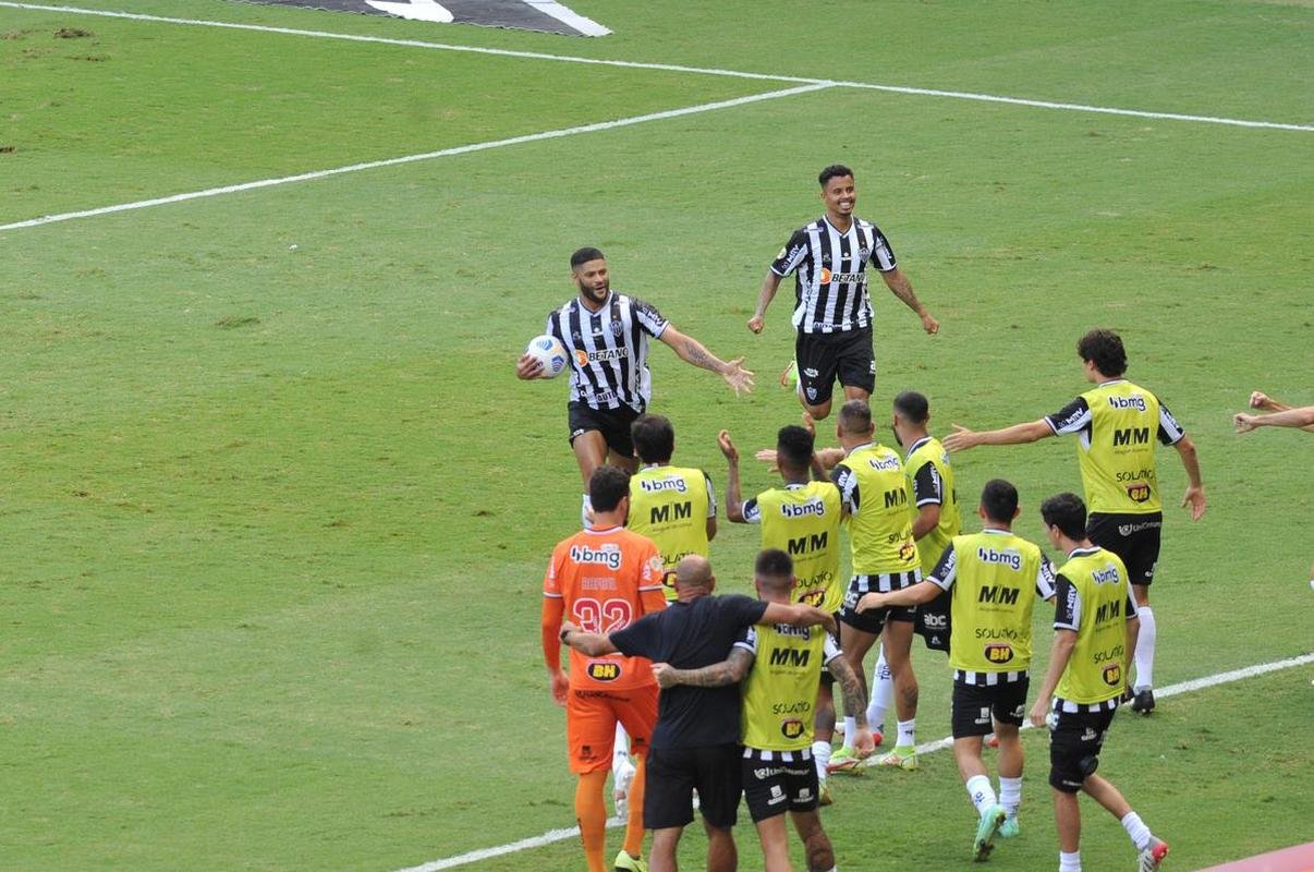 De pnalti, Hulk empata para o Atltico diante do Fluminense no Mineiro. Lance foi revisado pelo VAR