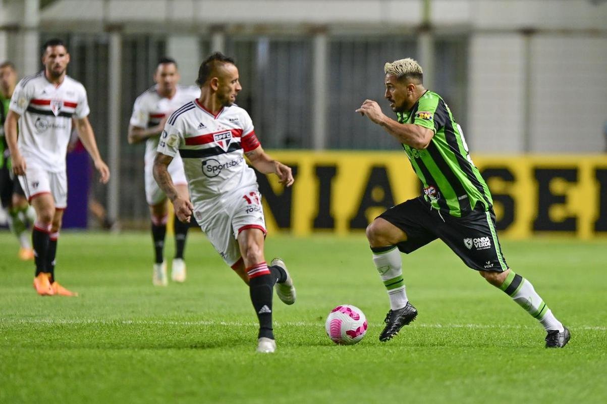 Fotos da derrota do Amrica para o So Paulo, por 2 a 1, no Independncia, em Belo Horizonte, pela 30 rodada da Srie A do Brasileiro. Atacante Alosio abriu o placar para o Coelho, mas Calleri e Alisson viraram para o Tricolor Paulista.