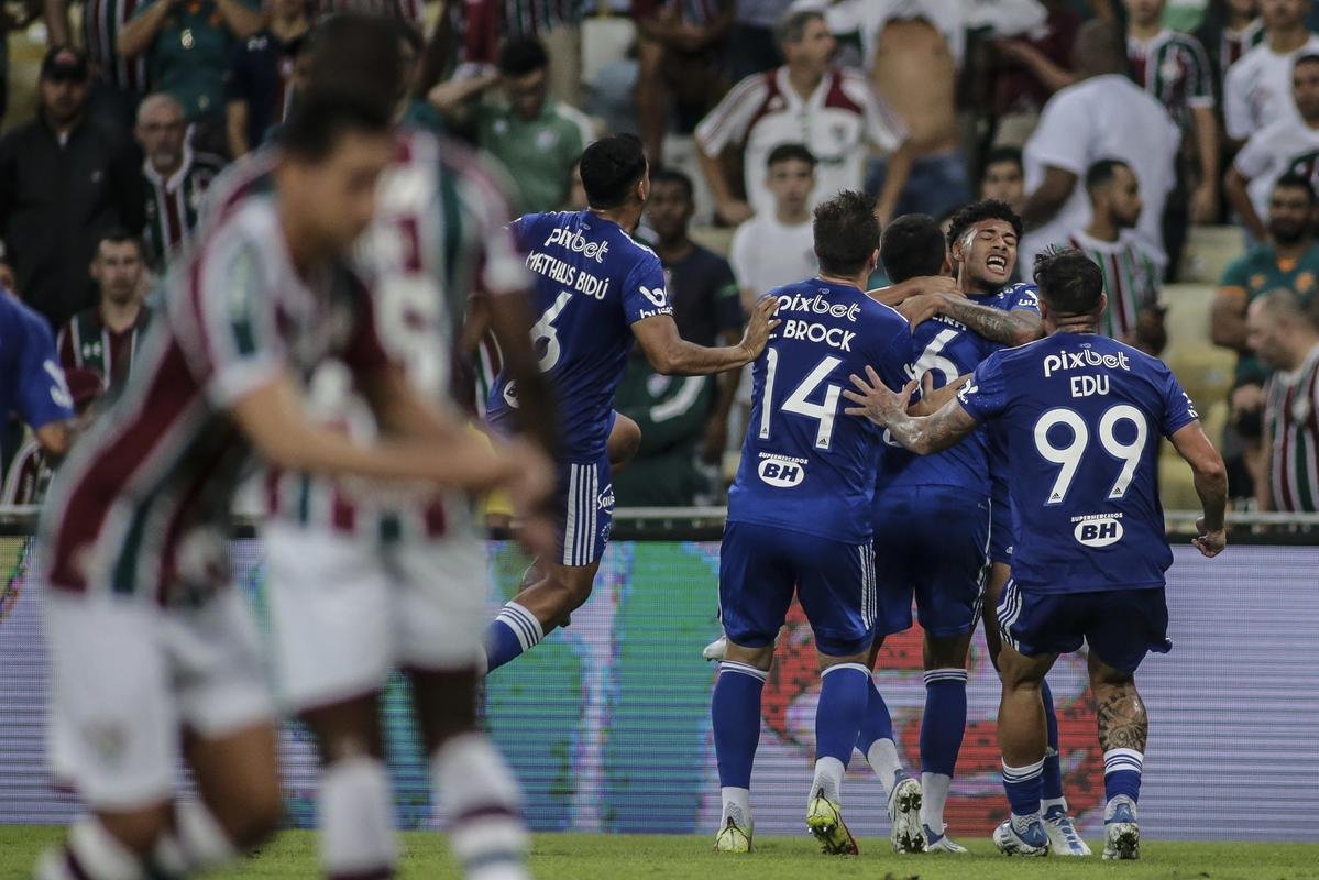 Fotos do gol de empate do Cruzeiro, marcado por Oliveira, de cabea, aps escanteio cobrado por Machado: 1 a 1