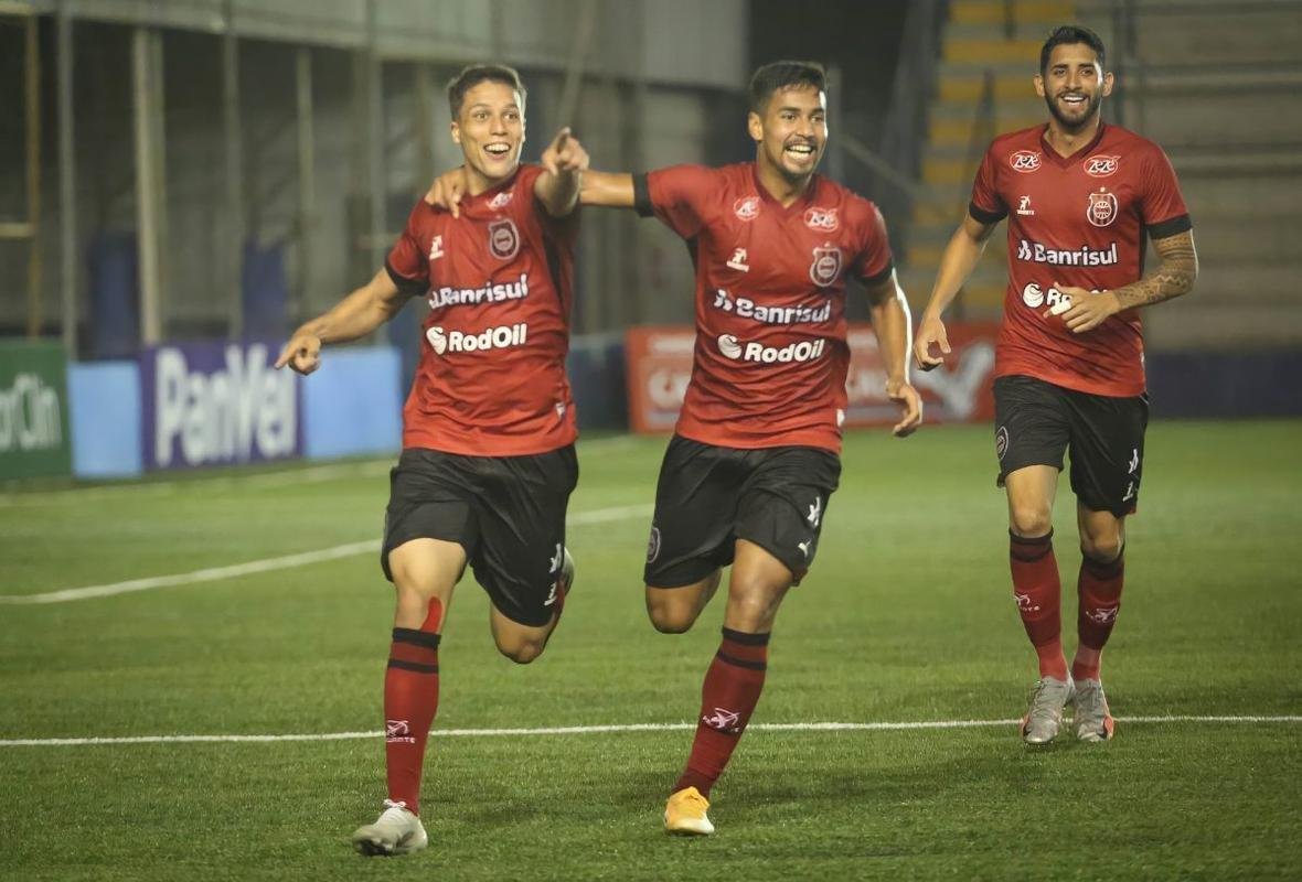 Brasil de Pelotas - 9 lugar do Campeonato Gacho (11 jogos, 3 vitrias, 3 empates e 5 derrotas - 36,4% de aproveitamento)