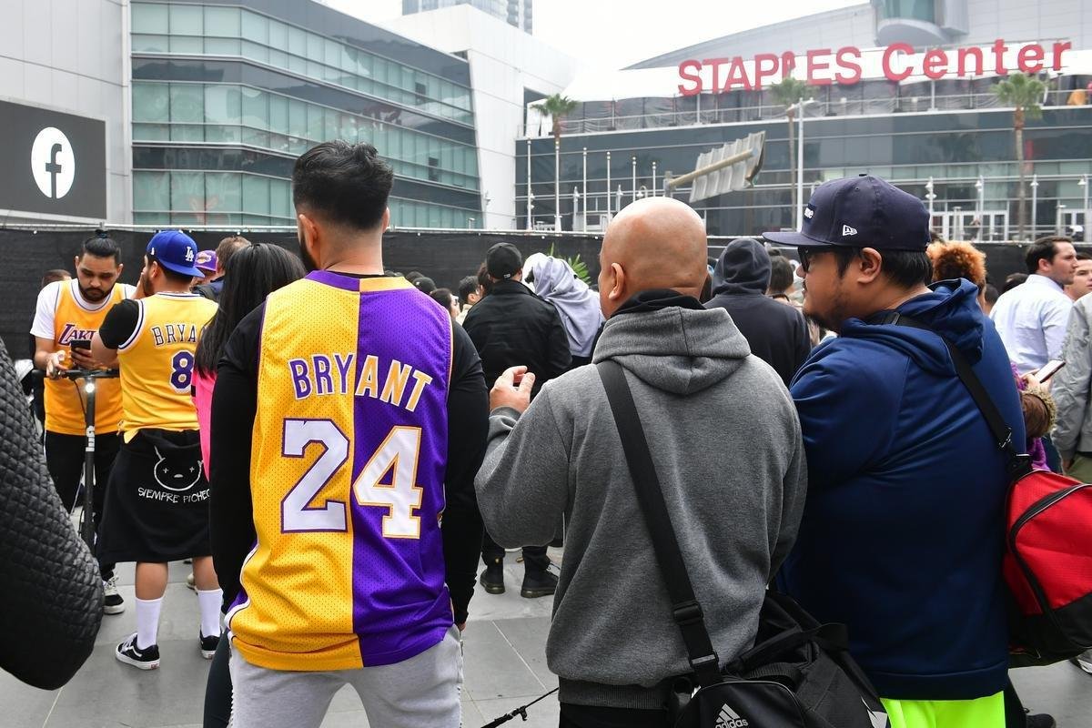 Torcedores do Lakers e amantes do basquete homenageiam Kobe Bryant