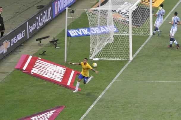 Neymar marca o segundo do Brasil aos 45 do primeiro tempo