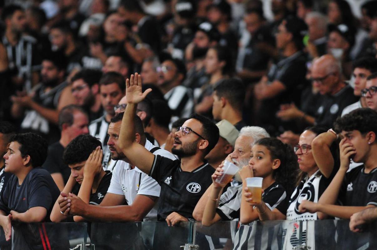 Reaes de Hulk e da torcida do Atltico no jogo com o Libertad