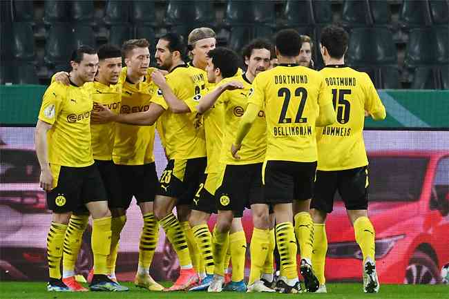 Meio-campo ingls Sancho  celebrado depois de marcar o gol que garantiu o Dortmund