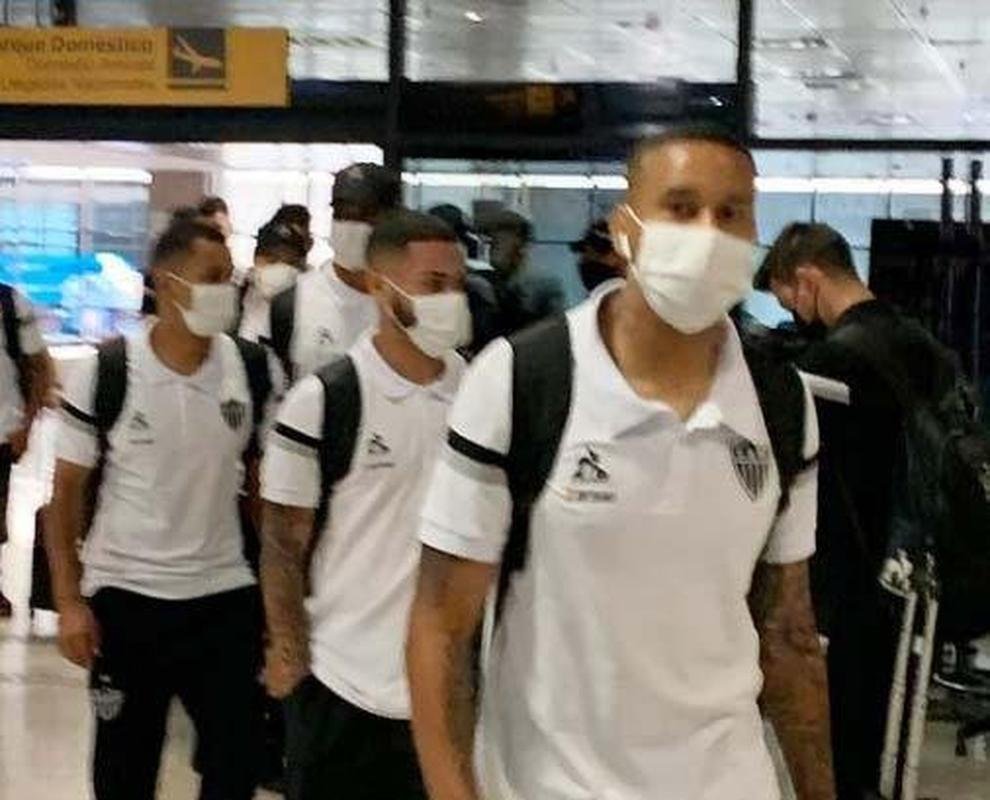 Jogadores foram recepcionados pelos atleticanos no Aeroporto Internacional Afonso Pena