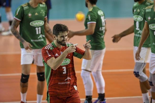 Cruzeiro se garantiu na decis�o do Sul-Americano de V�lei ao bater os argentinos do Policial Voley por 3 sets a 0, neste s�bado (5), no Gin�sio do Riacho, em Contagem. As parciais foram de 25/20, 29/27 e 25/16