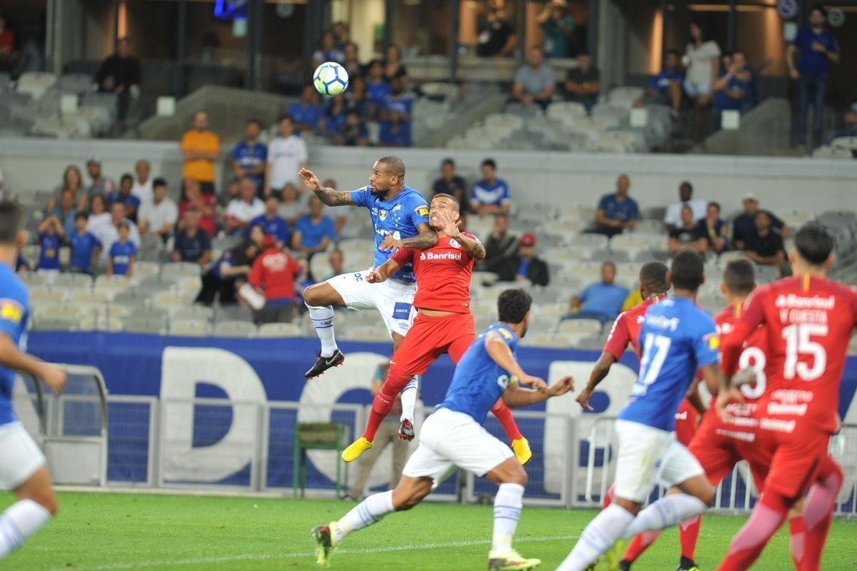 Imagens do duelo entre Cruzeiro e Internacional, no Mineiro, pela 22 rodada do Brasileiro 