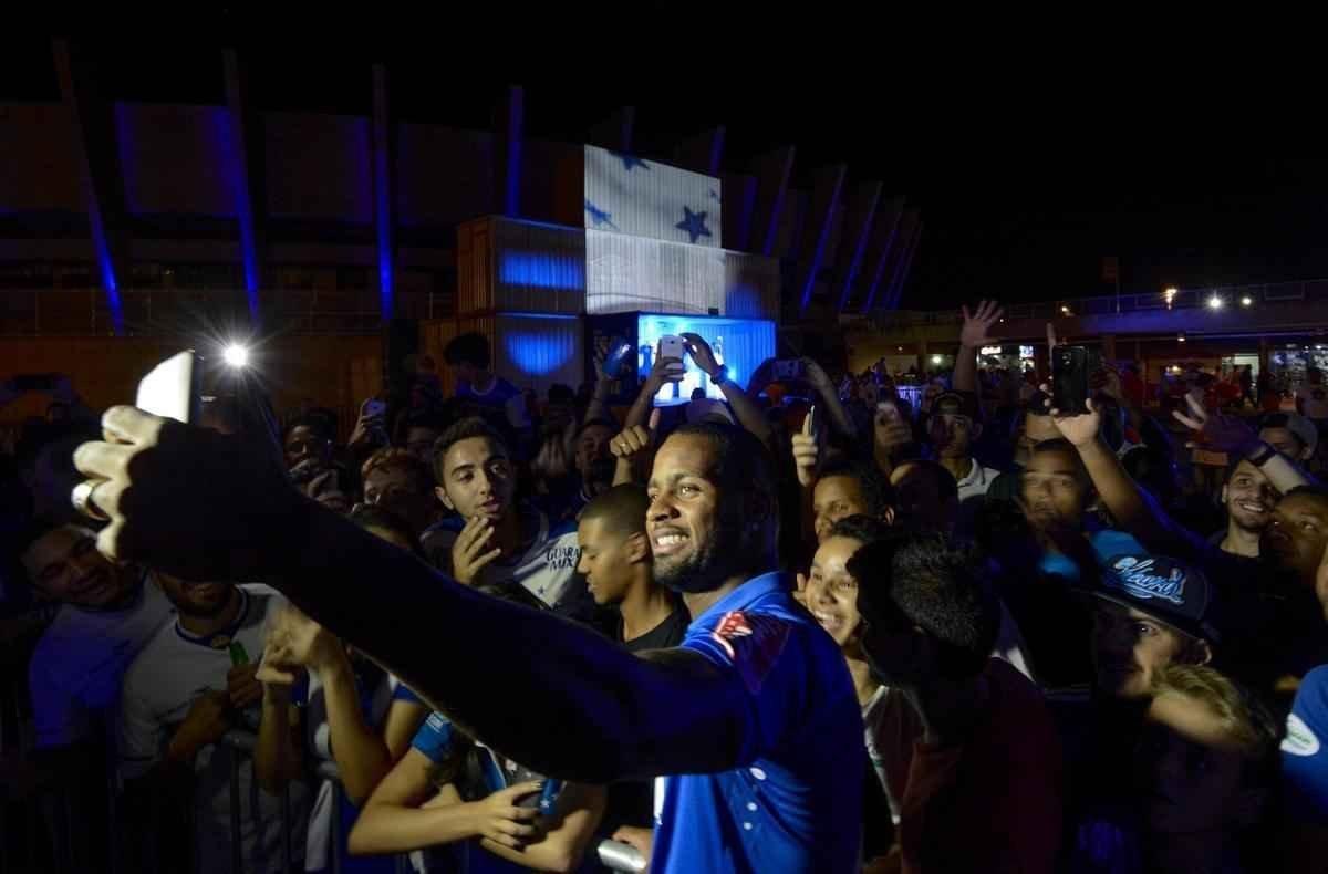 Imagens do lanamento do novo uniforme do Cruzeiro. Evento foi realizado na noite desta quinta-feira (12/05), na esplanada do Mineiro