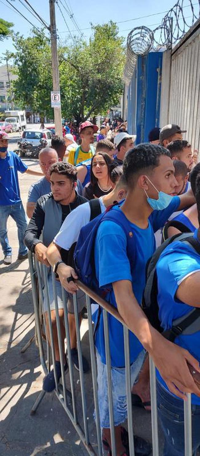 Torcida do Cruzeiro faz fila na bilheteria do Barro Preto