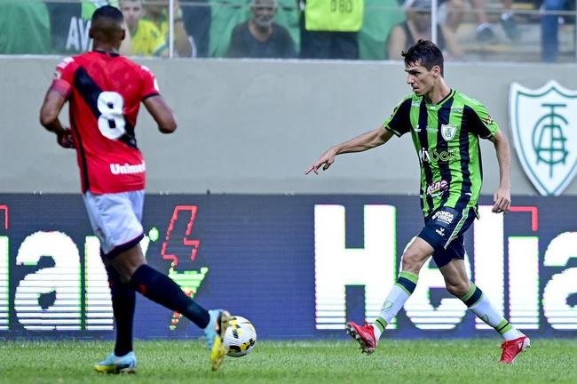 As fotos do duelo decisivo entre Amrica e Atltico, neste domingo (13/11), no Independncia, em Belo Horizonte. Partida foi vlida pela 38 rodada da Srie A do Campeonato Brasileiro.