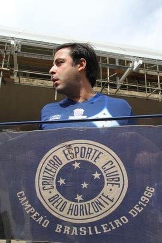 Na chegada ao Aeroporto de Confins, jogadores do Cruzeiro, campees brasileiros, fizeram festa com a torcida e at subiram no teto do nibus do clube