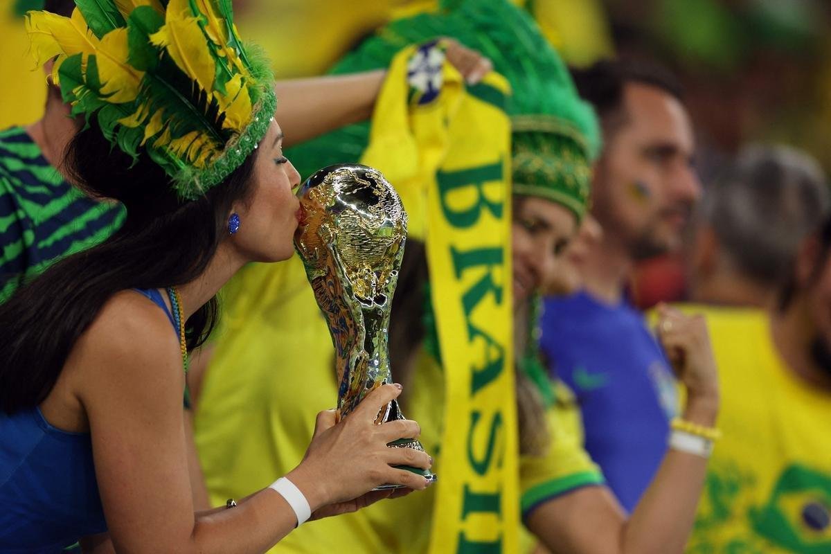 Fotos das torcidas de Brasil e Crocia no Estdio da Educao, em Al-Rayyan, no Catar, em duelo pelas quartas de final da Copa do Mundo