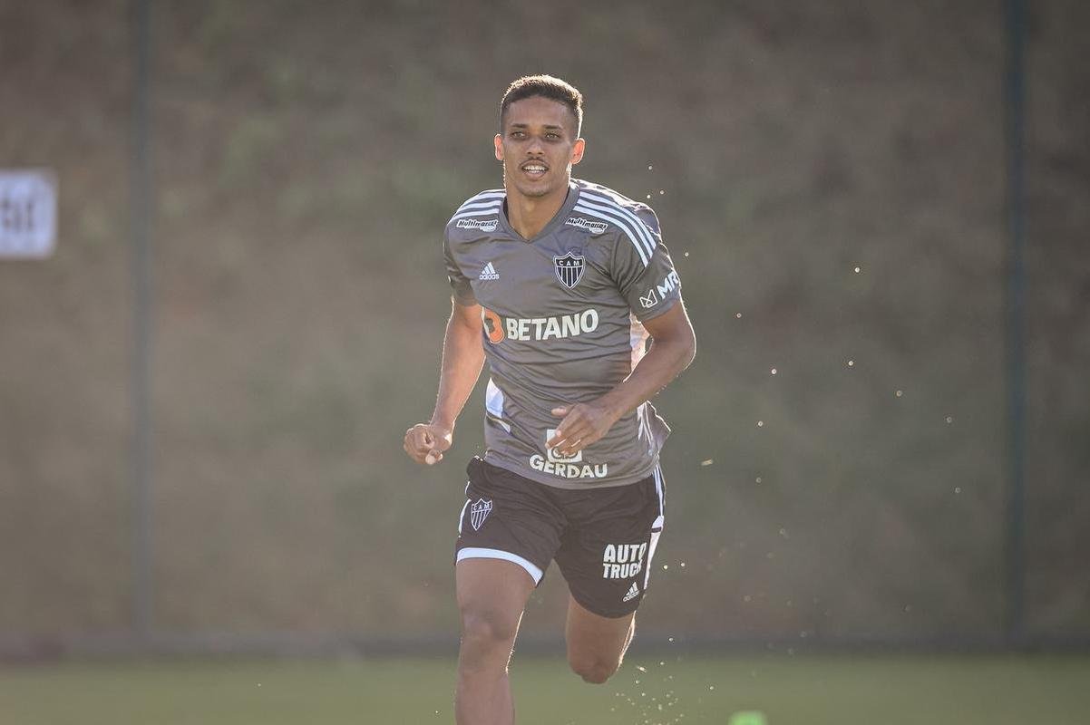 Nesta tera-feira (26), Cuca foi apresentado como treinador do Atltico - pela terceira vez na carreira. Primeiro, foi saudado pelo diretor de futebol Rodrigo Caetano e concedeu entrevista coletiva na sala de imprensa da Cidade do Galo. Depois, comandou o primeiro treino com o elenco no CT, j pensando no confronto contra o Internacional, pelo Campeonato Brasileiro.