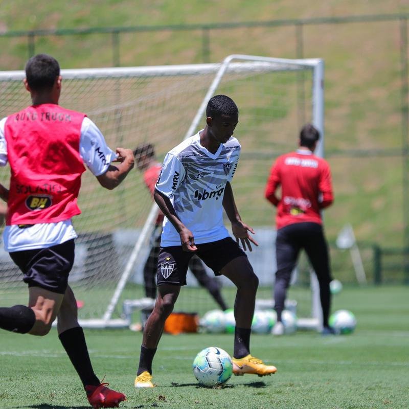 Atlético divulga fotos do novo uniforme de treino