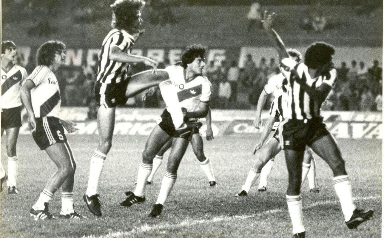 O ltimo confronto entre Atltico e River Plate aconteceu no Torneio de 20 anos do Mineiro. O Galo foi eliminado pelos argentinos nos pnaltis, aps empate por 1 a 1 no tempo normal. 