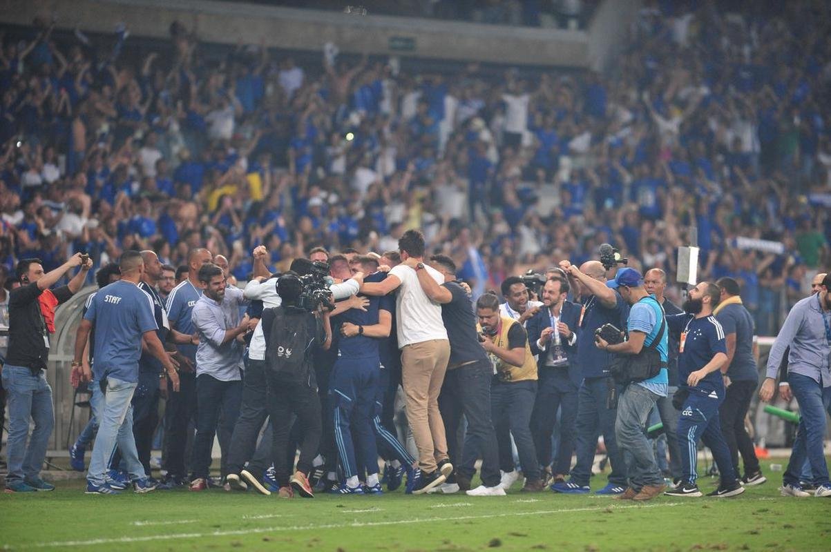 Depois de confirmar o acesso  Srie A com a vitria sobre o Vasco, jogadores do Cruzeiro foram  loucura no Mineiro. Nas arquibancadas, torcedores deliraram. Muitos tambm foram s lgrimas de emoo 