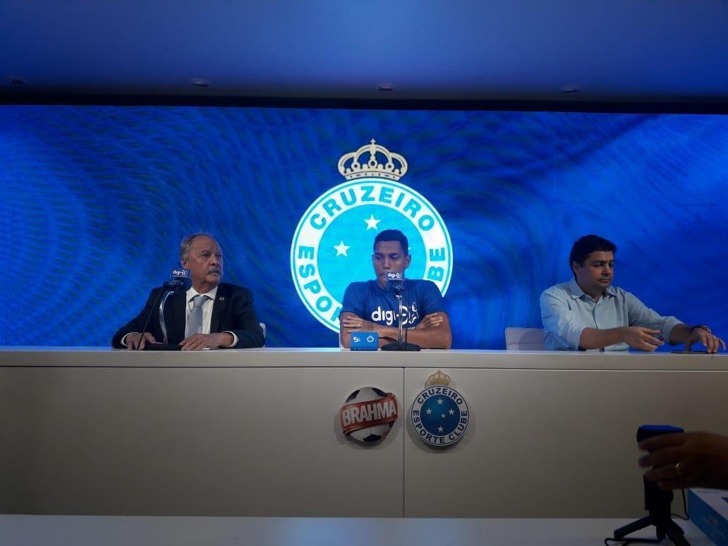 Pedro Rocha foi apresentado pelo Cruzeiro na tarde desta sexta-feira (05/04)