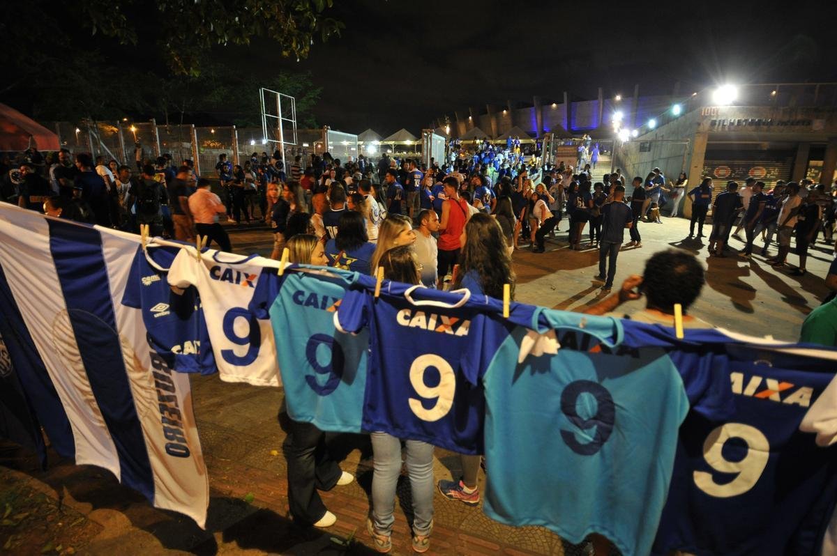 Com lanamento de uniforme e aes voltadas para o Dia Internacional da Mulher, Cruzeiro movimentou esplanada do Mineiro antes de jogo contra a URT (crdito: Juarez Rodrigues/EM D.A Press)