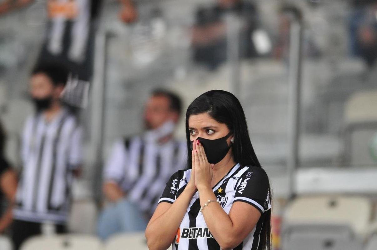 Atleticanos se decepcionam com eliminao do clube na semifinal da Copa Libertadores. Equipe alvinegra empatou por 1 a 1 com o Palmeiras, no Mineiro, e deu adeus ao torneio