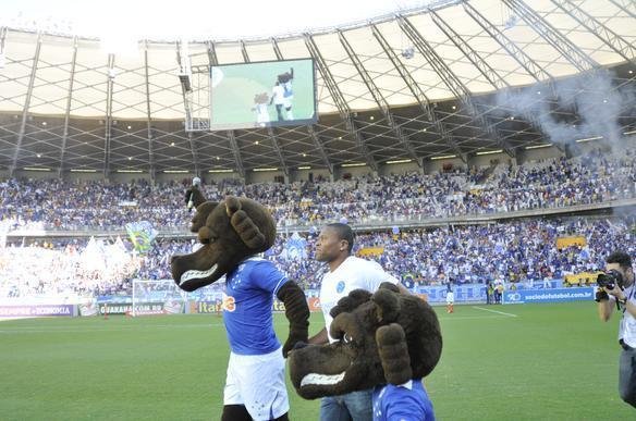 Jlio Baptista foi apresentado com uma novidade pelo departamento de marketing do Cruzeiro. O jogador entrou no gramado do Mineiro em um carro-forte e deu a volta no estdio. O veculo apresentava a frase: Patrimnio Scio do Futebol. Quando o meia desceu, ele foi saudado pelos torcedores e fogos foram lanados.   