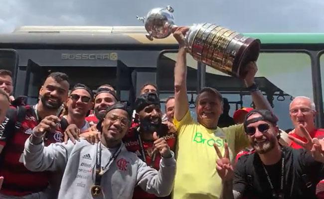 Bolsonaro posou com a taça da Libertadores e todo o elenco do Flamengo no Rio de Janeiro
