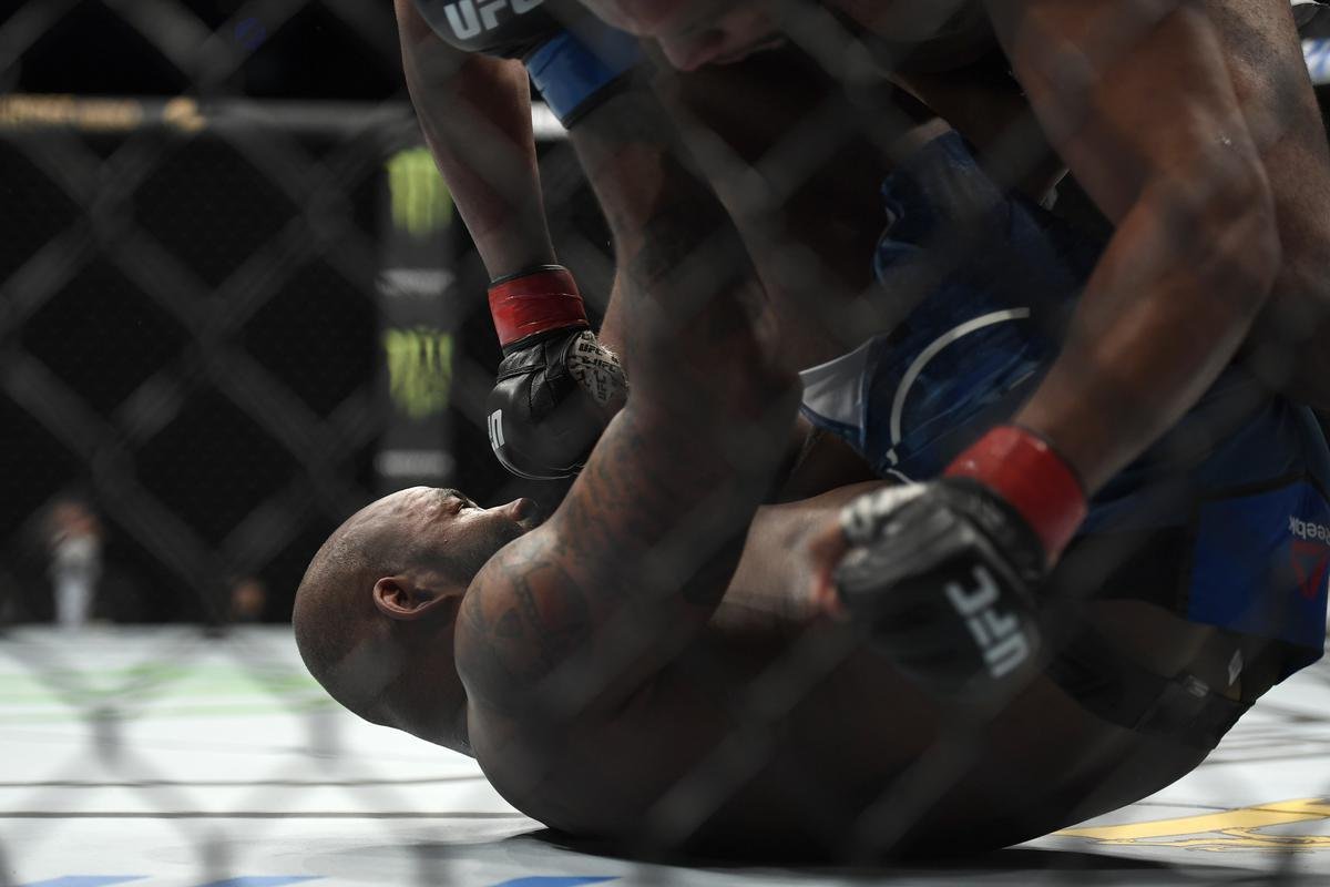 Rodrigo Z Colmeia pressiona o norte-americano no ground and pound