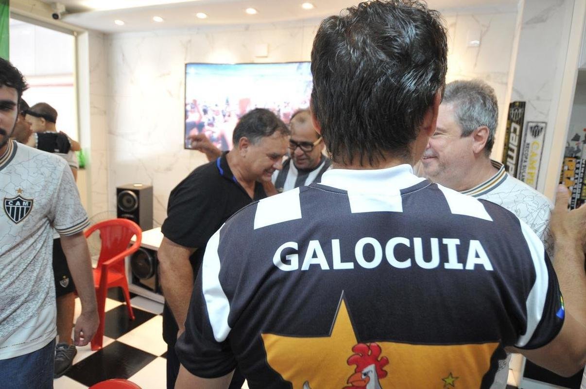 GaloCuia, nesse sbado (19), reuniu dezenas de atleticanos em 'concentrao' para a Supercopa do Brasil contra o Flamengo. As equipes se enfrentam no domingo, na Arena Pantanal, em busca do primeiro trofu da temporada 2022.