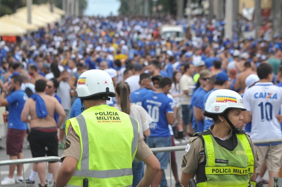 Fotos da torcida do Cruzeiro no primeiro clssico da final do Mineiro, contra o Atltico, no Mineiro