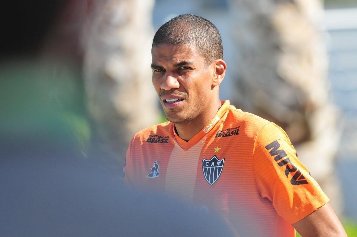 Tcnico Rodrigo Santana comandou treino nesta tera-feira  tarde, na Cidade do Galo, e definiu o time do Atltico para enfrentar o Coln, na Argentina, pela semifinal da Copa Sul-Amercana: Cleiton; Patric, Igor Rabello, Rver e Fbio Santos; Z Welison e Elias; Char, Vincius e Cazares; Franco Di Santo.