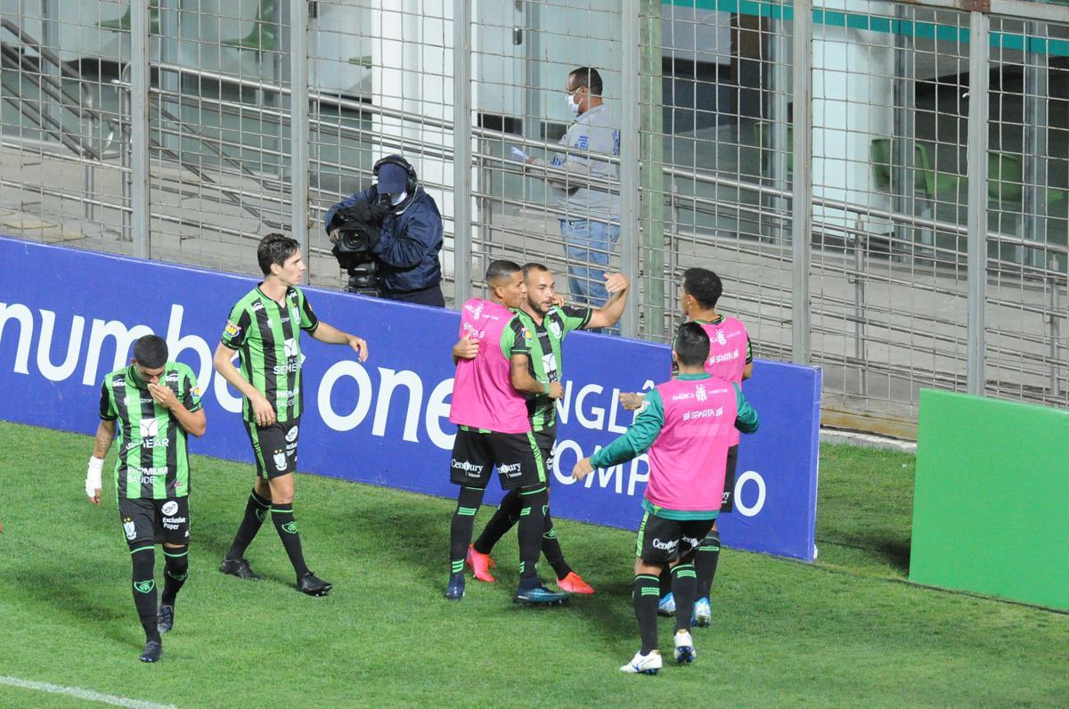Rodolfo, de pnalti, marcou o terceiro gol do Amrica sobre a Ponte Preta