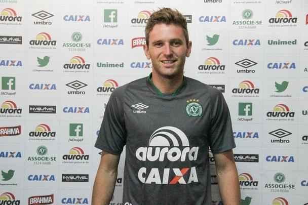 Depois de anunciar sua saída do Cruzeiro, Alexandre Mattos ainda fechou a contratação do lateral-direito Fabiano, destaque da Chapecoense no Brasileirão de 2014