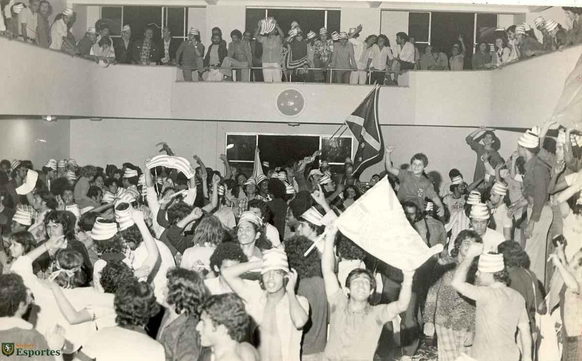 Jogadores do Cruzeiro desembarcam na Pampulha e, em seguida, saem em carro aberto por BH