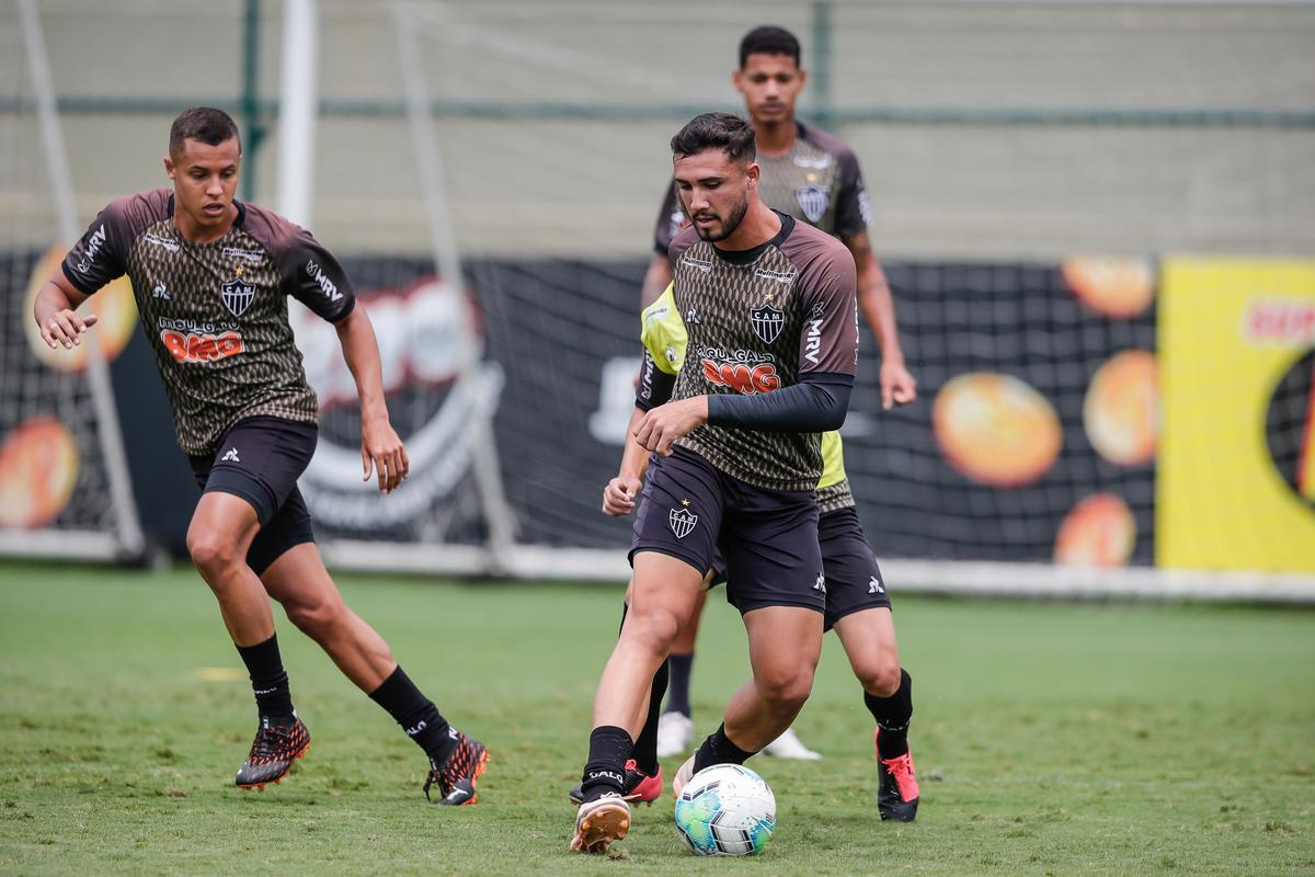 Depois do empate por 2 a 2 com o Cear, no Castelo, pela 22 rodada do Brasileiro, Atltico voltou aos treinos nesta segunda-feira na Cidade do Galo. Atividade teve vrias caras novas, diante do elevado nmero de atletas infectados pela COVID-19