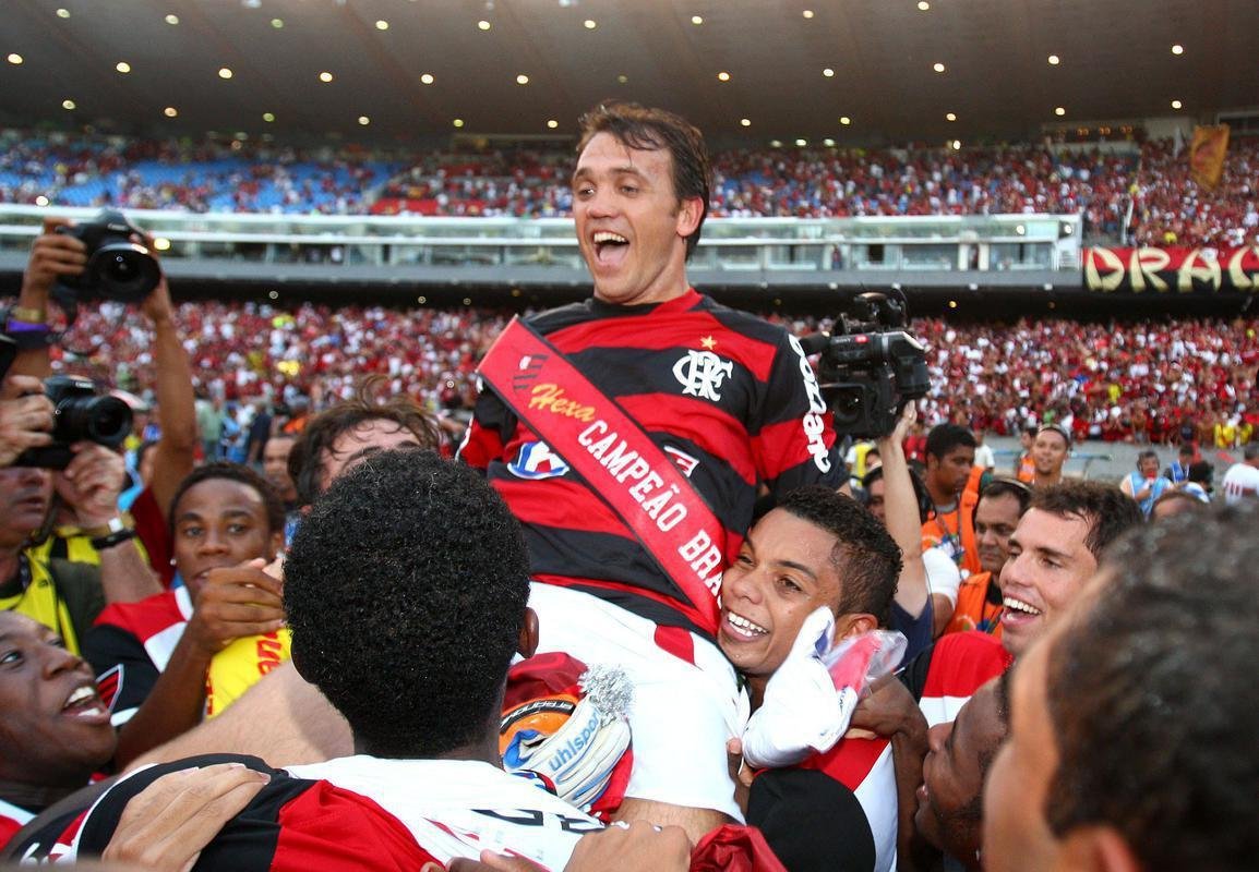 Flamengo - Desde que os pontos corridos foram adotados como formato de disputa do Campeonato Brasileiro, em 2003, apenas uma vez o campeo estava to ou mais longe da liderana como o Atltico a seis partidas do fim. Em 2009, o Flamengo de Andrade, Petkovic e Adriano ocupava a sexta colocao quando a 32 rodada foi concluda. O time rubro-negro conseguiu fazer a diferena de seis pontos para o ento lder Palmeiras se dissipar nos jogos seguintes, ultrapassou outros quatro adversrios e coroou a histrica reao com o ttulo.