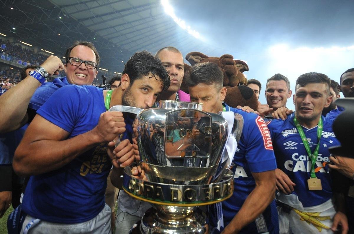 Depois da vitria por 5 a 3 nos pnaltis, que teve Fbio como heri, jogadores e comisso tcnica comemoraram muito no gramado do Mineiro. Capito Henrique ergueu a taa do penta no Gigante