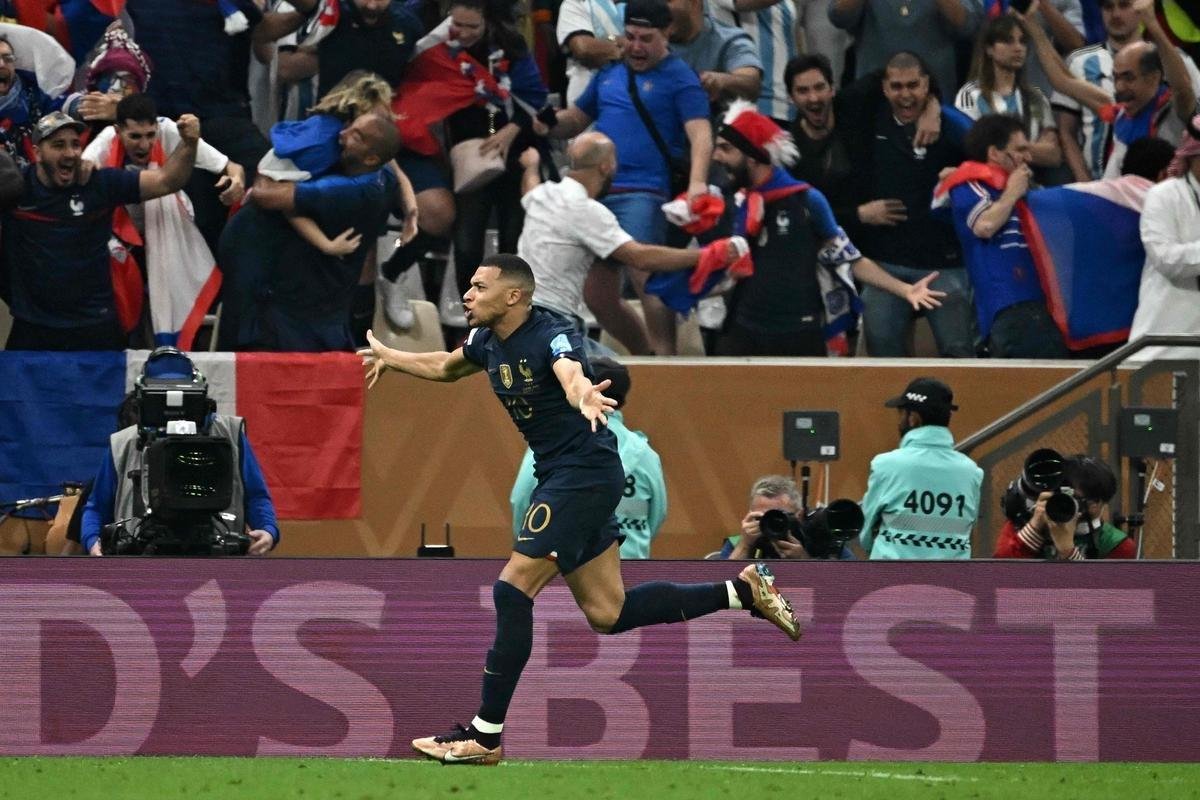 Mbapp marca o seu segundo gol e empata para a Frana diante da Argentina na final da Copa do Mundo, no Estdio Icnico de Lusail, no Catar