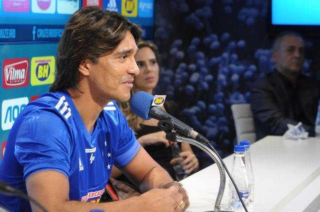 Fotos da apresenta��o do atacante Marcelo Moreno como novo refor�o do Cruzeiro para 2020. Duante entrevista, jogador foi acompanhado pela esposa Marilisy Antonelli e pela filha, Maria Clara
