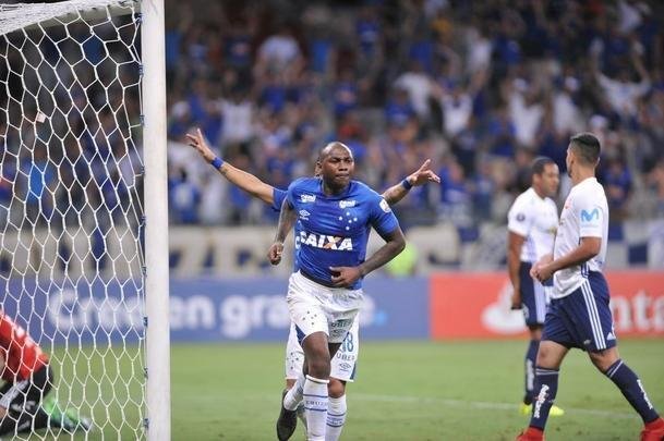 Sass arrematou de primeira na rea e mandou no ngulo esquerdo de Herrera: 5 a 0 Cruzeiro