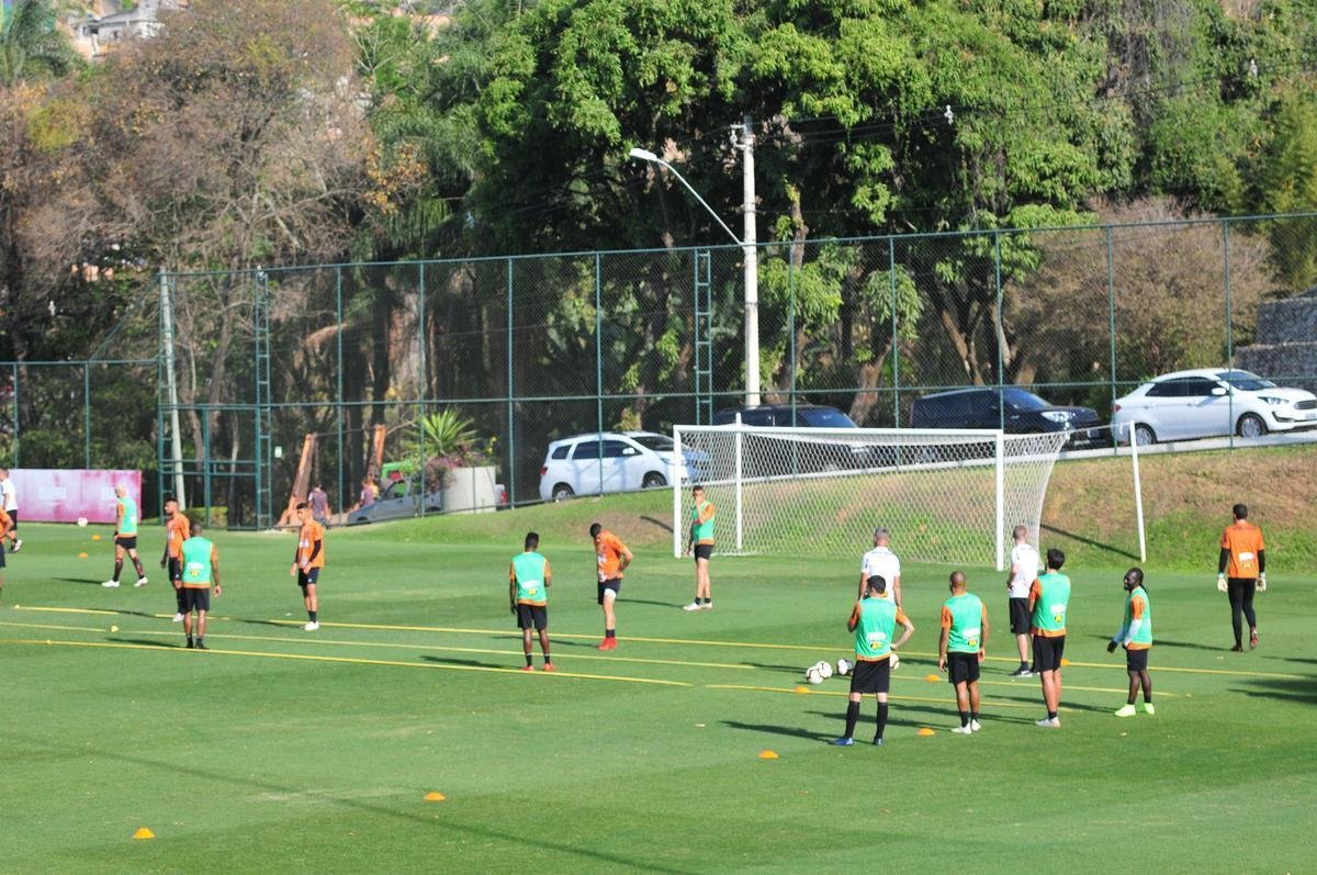 Tcnico Rodrigo Santana comandou treino nesta tera-feira  tarde, na Cidade do Galo, e definiu o time do Atltico para enfrentar o Coln, na Argentina, pela semifinal da Copa Sul-Amercana: Cleiton; Patric, Igor Rabello, Rver e Fbio Santos; Z Welison e Elias; Char, Vincius e Cazares; Franco Di Santo.
